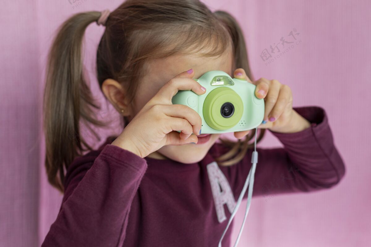 漂亮画像小女孩玩相机拍照模特年轻