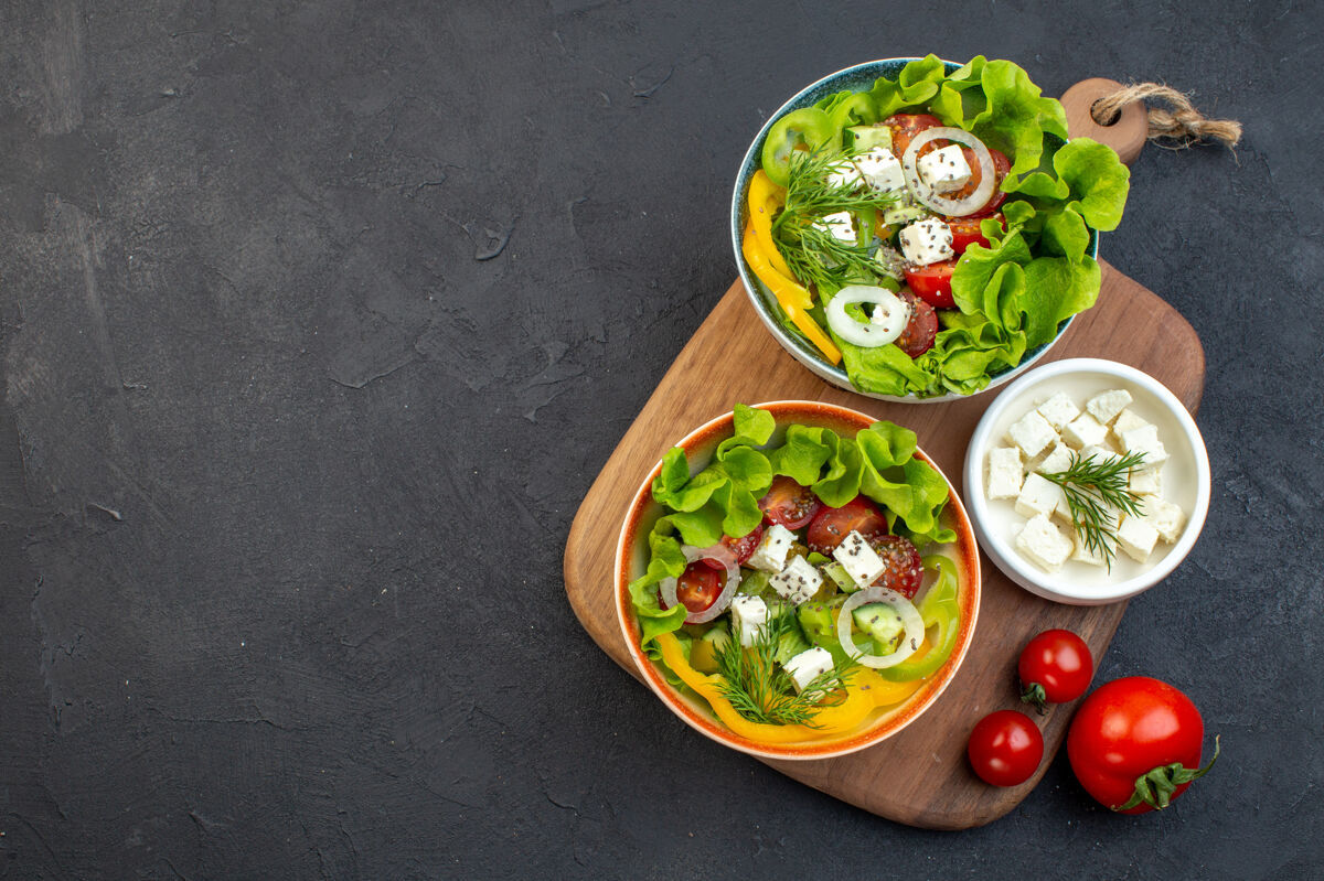 晚餐顶视图蔬菜沙拉与奶酪黄瓜和西红柿在黑暗的背景午餐胡椒粉菜肴