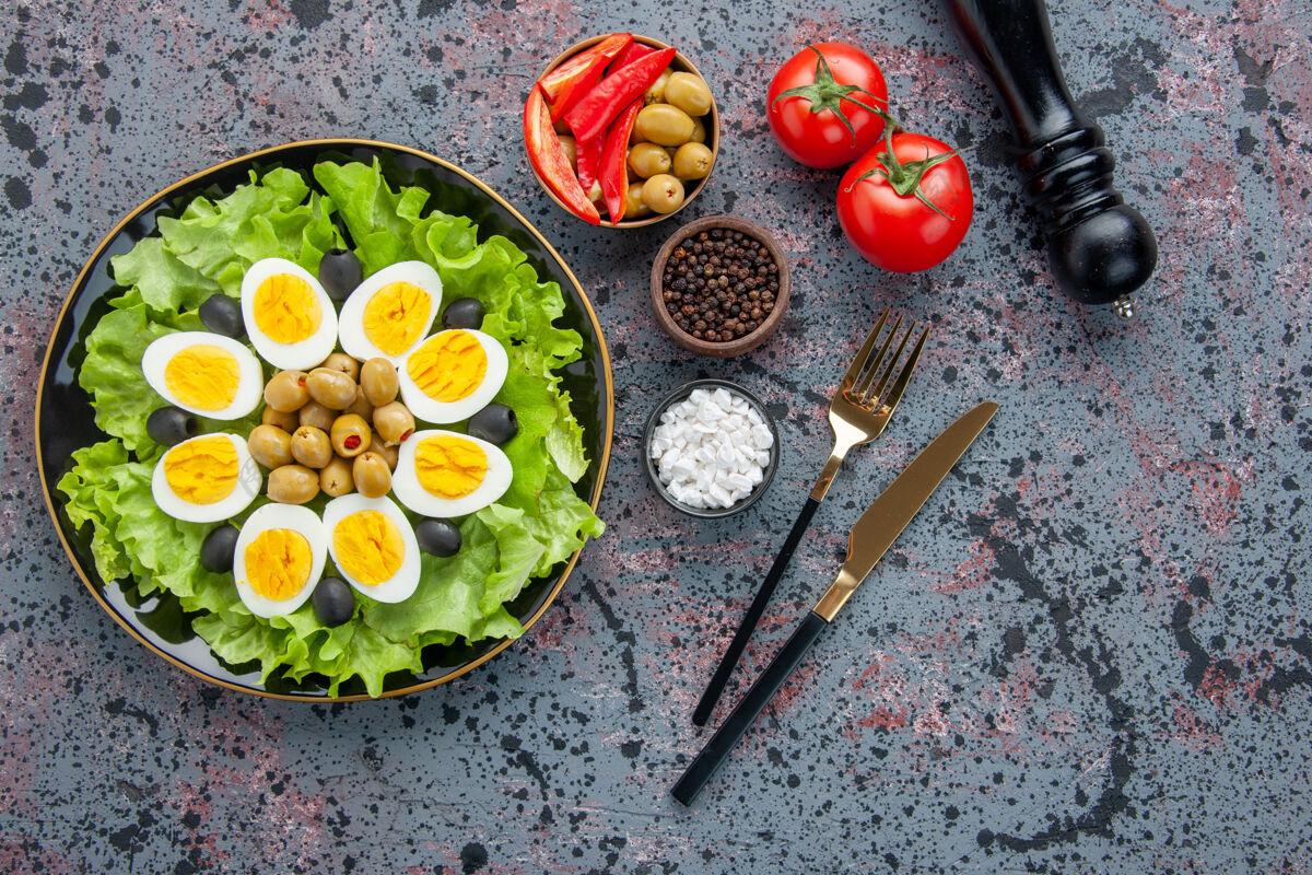 生菜顶视图美味的鸡蛋沙拉与调味品和橄榄光背景胡椒食物橄榄