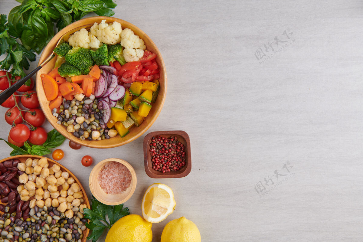 豌豆健康均衡的素食顶视图叶子多彩午餐