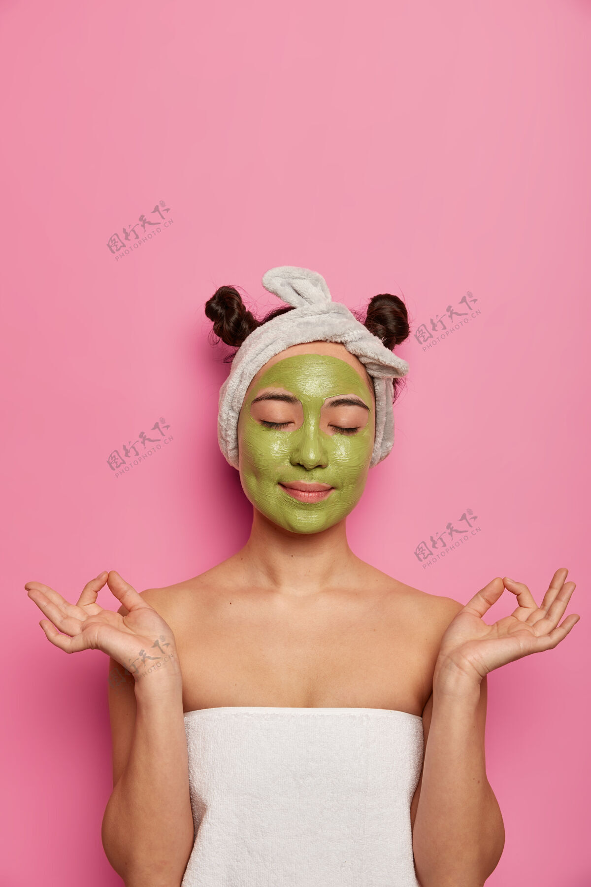 皮肤年轻女子洗澡后戴自然面膜治疗皮肤健康独自莲花