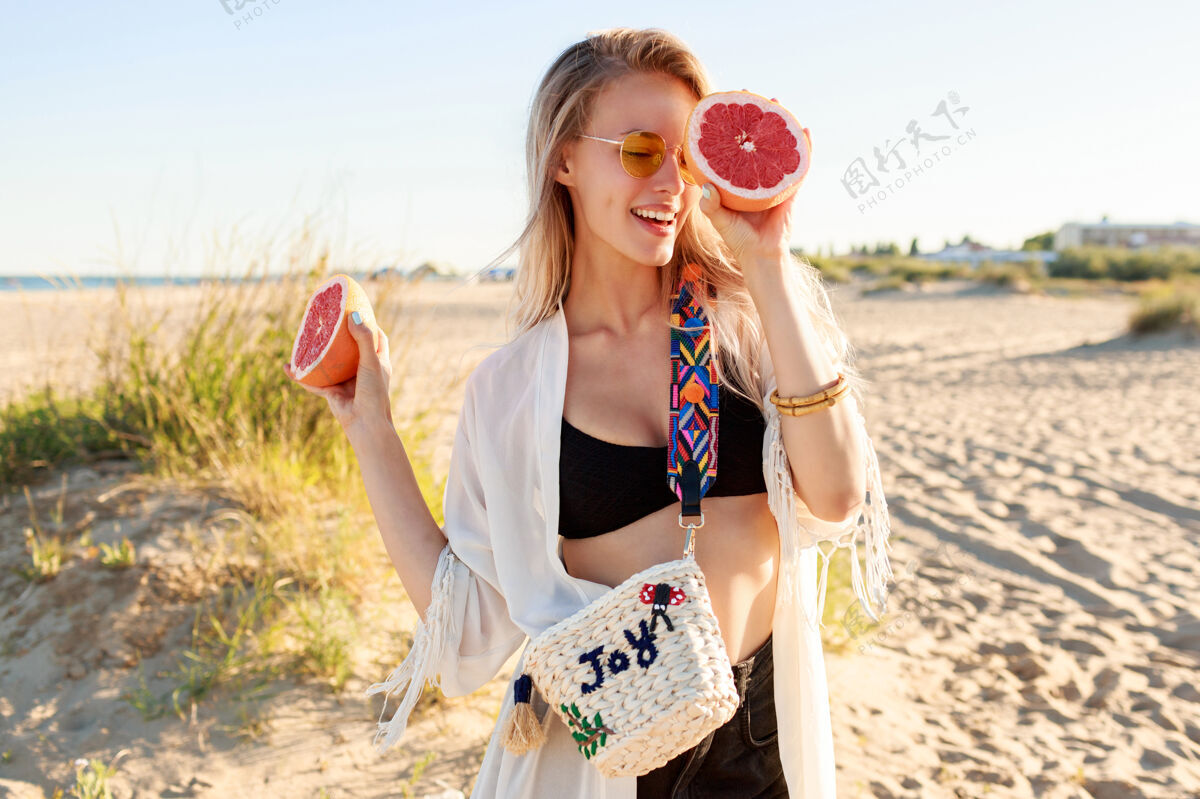有机夏日写真 俏皮无忧无虑的女人手拿美味的柚子摆姿势年轻肖像抗氧化剂