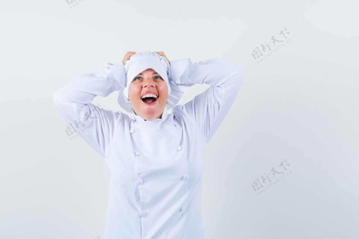 皮肤护理穿着白色厨师制服的金发女人 手举在头上 欢欣鼓舞 看起来很漂亮肖像看护理