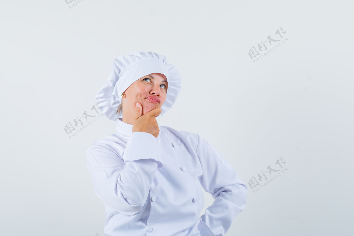 休闲一位身穿白色制服的女厨师手拉着下巴 神情犹豫不决女士卷发时尚