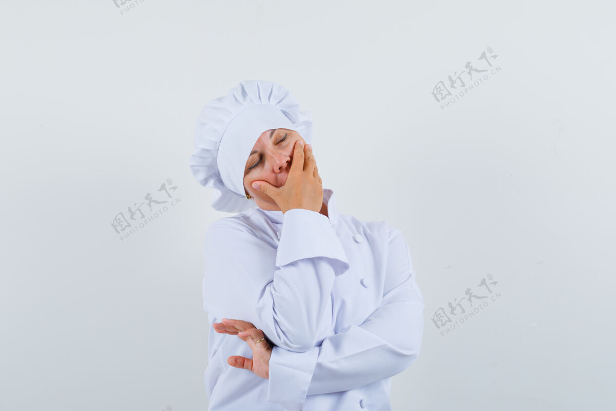嘴穿着白色制服的女厨师手捂着嘴 看起来很困厨师休闲脸