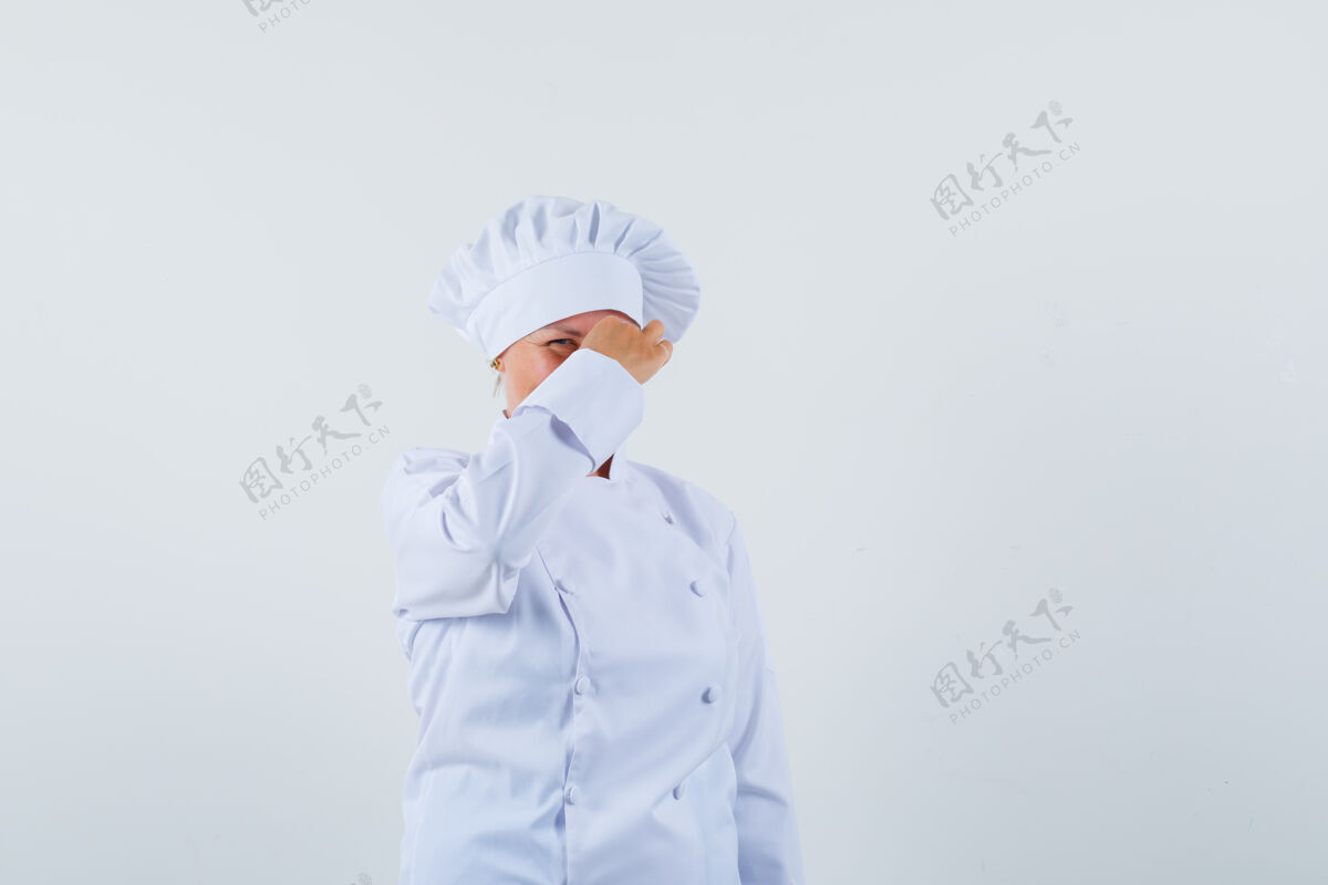 外观一个穿着白色制服的女厨师捏着鼻子 看上去很不安时尚麻烦女人