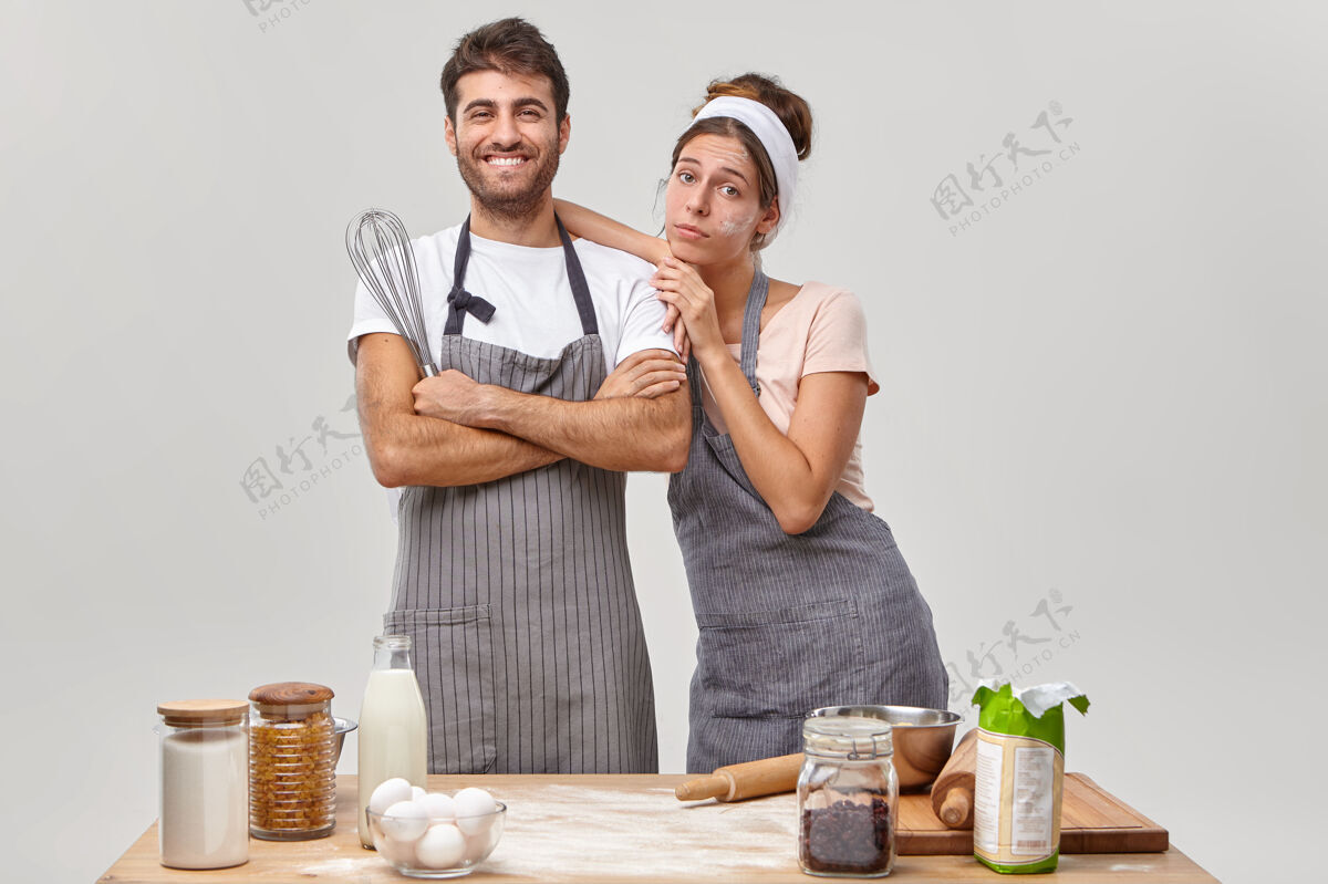 女人夫妻俩在厨房摆姿势准备美味的晚餐水平配偶面包房