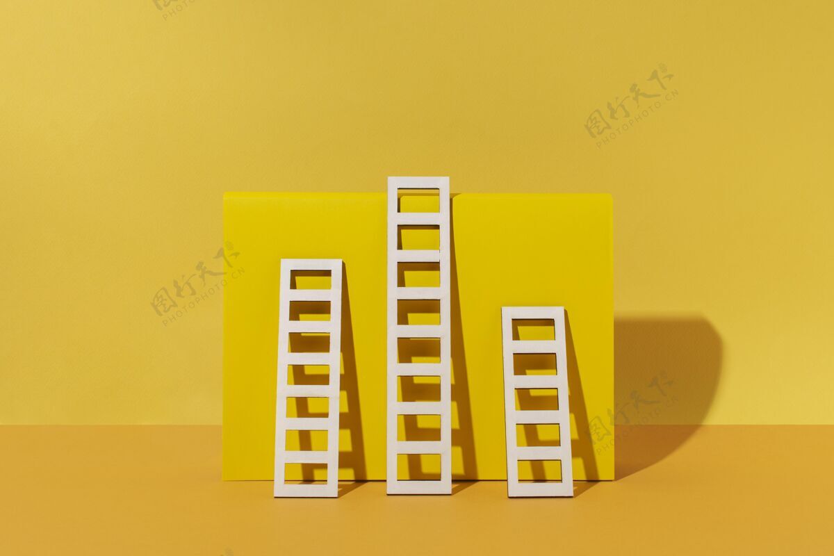 业务黄色背景的梯子极简主义元素项目