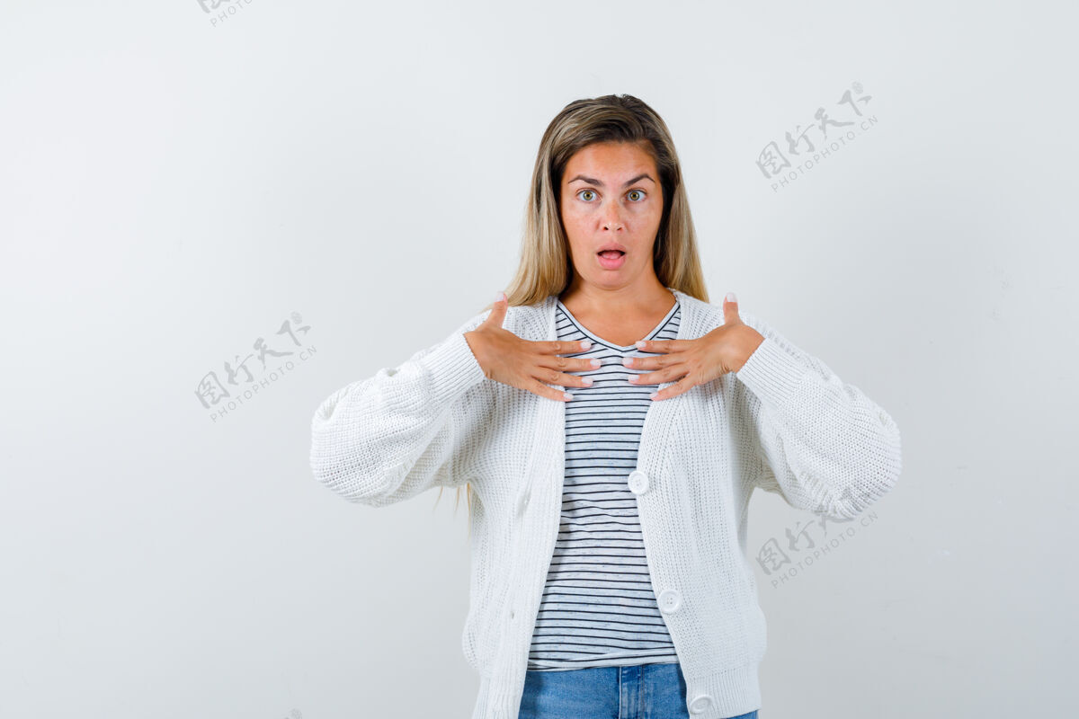女士头像穿着t恤衫 夹克衫的年轻女士双手放在胸前 看上去很惊讶 正前方视图女士头像女士头像女士头像