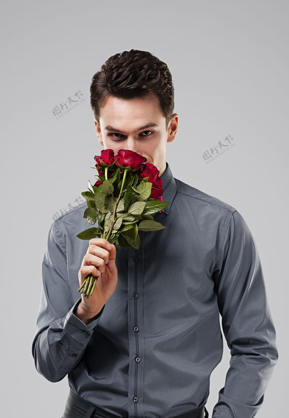 惊喜闻着一束红玫瑰的帅哥切花性感花