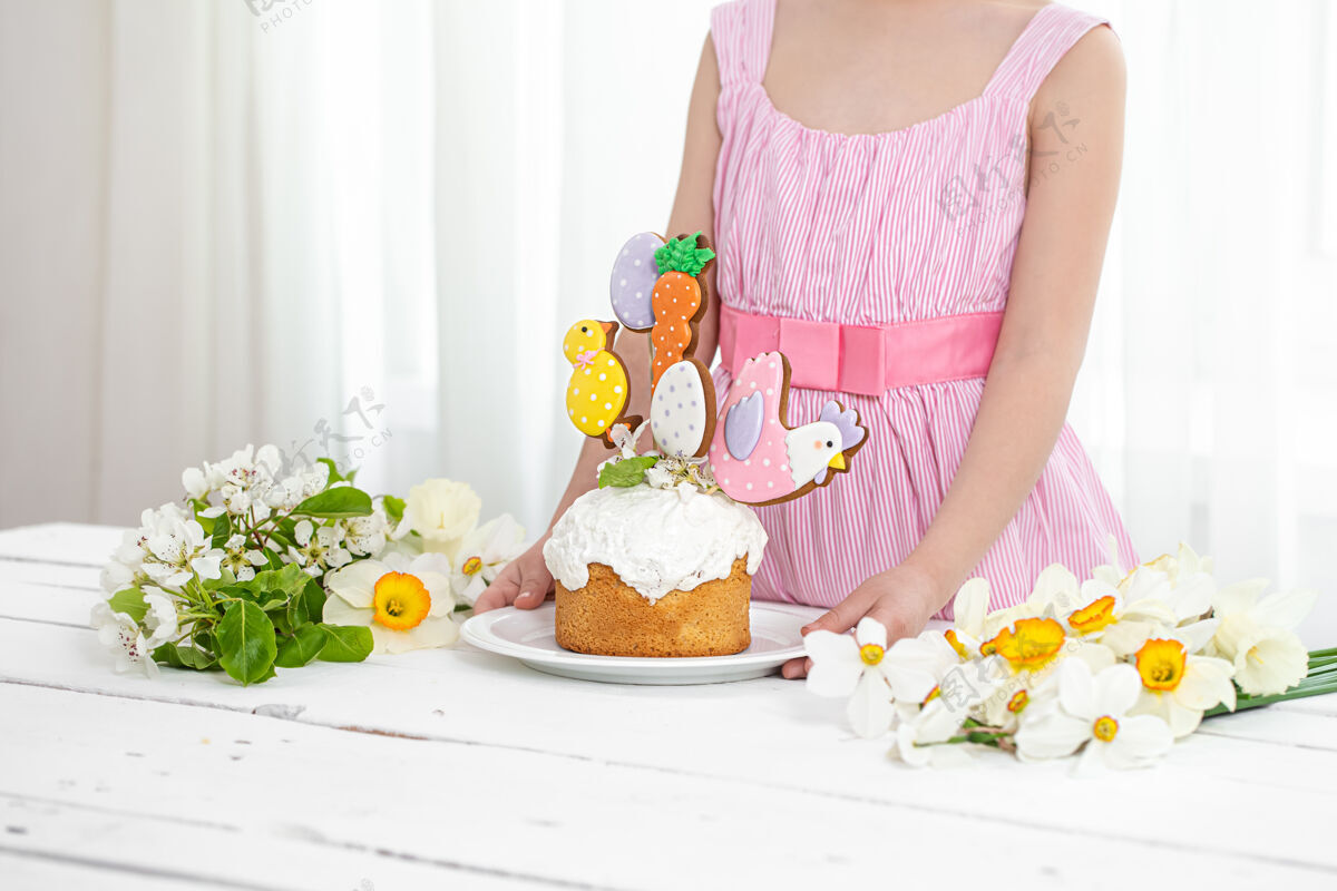 细节装饰节日蛋糕的小女孩的手准备复活节假期的概念自制节日节日