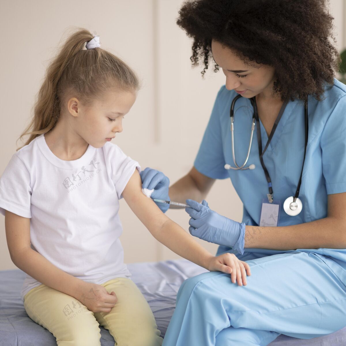 注射年轻医生给小女孩打疫苗保健护理诊所