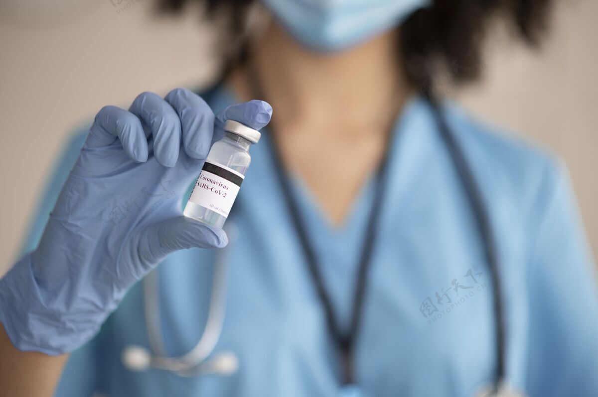 保健为病人准备疫苗的女医生预防疾病医院