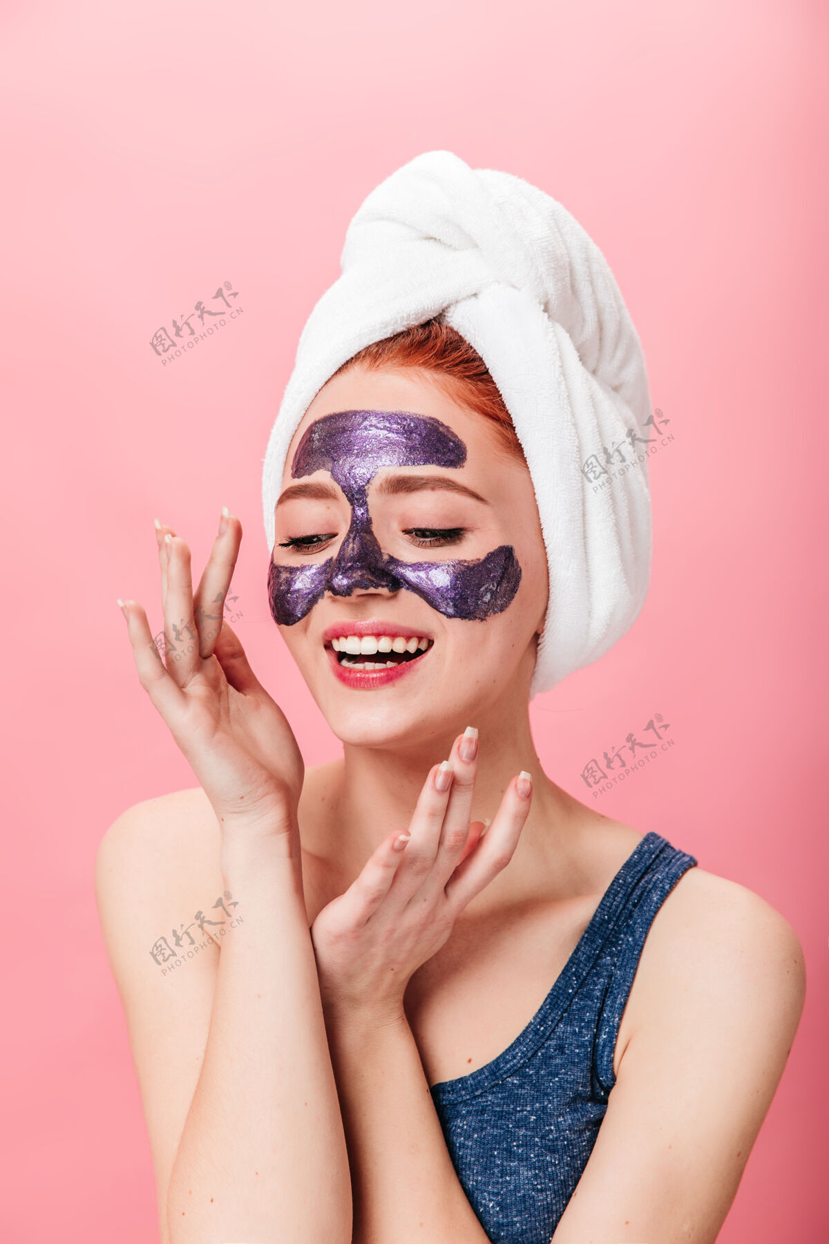 擦洗放松的欧洲女孩做护肤治疗摄影棚拍摄的积极的女人与面膜隔离在粉红色的背景女士女性皮肤护理