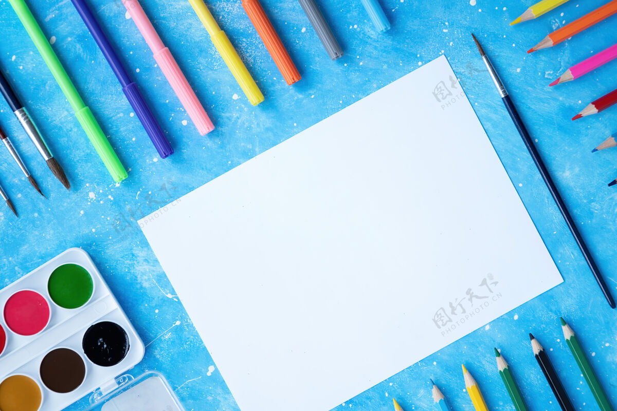 工艺绘画用具的组成铅笔 记号笔 刷子 油漆和纸蓝色背景水彩手工艺术彩色