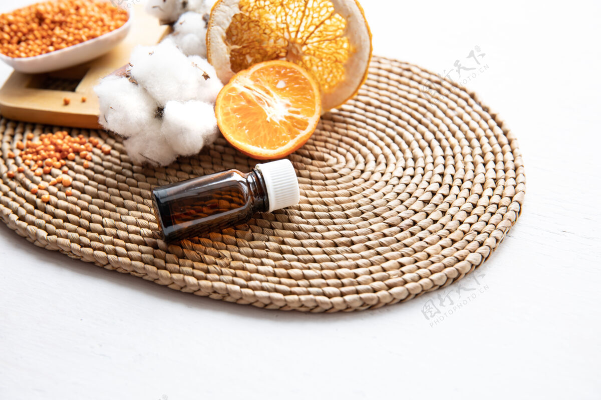 健康天然有机橙精油概念 用于皮肤 面部和身体的保健柑橘护理成分
