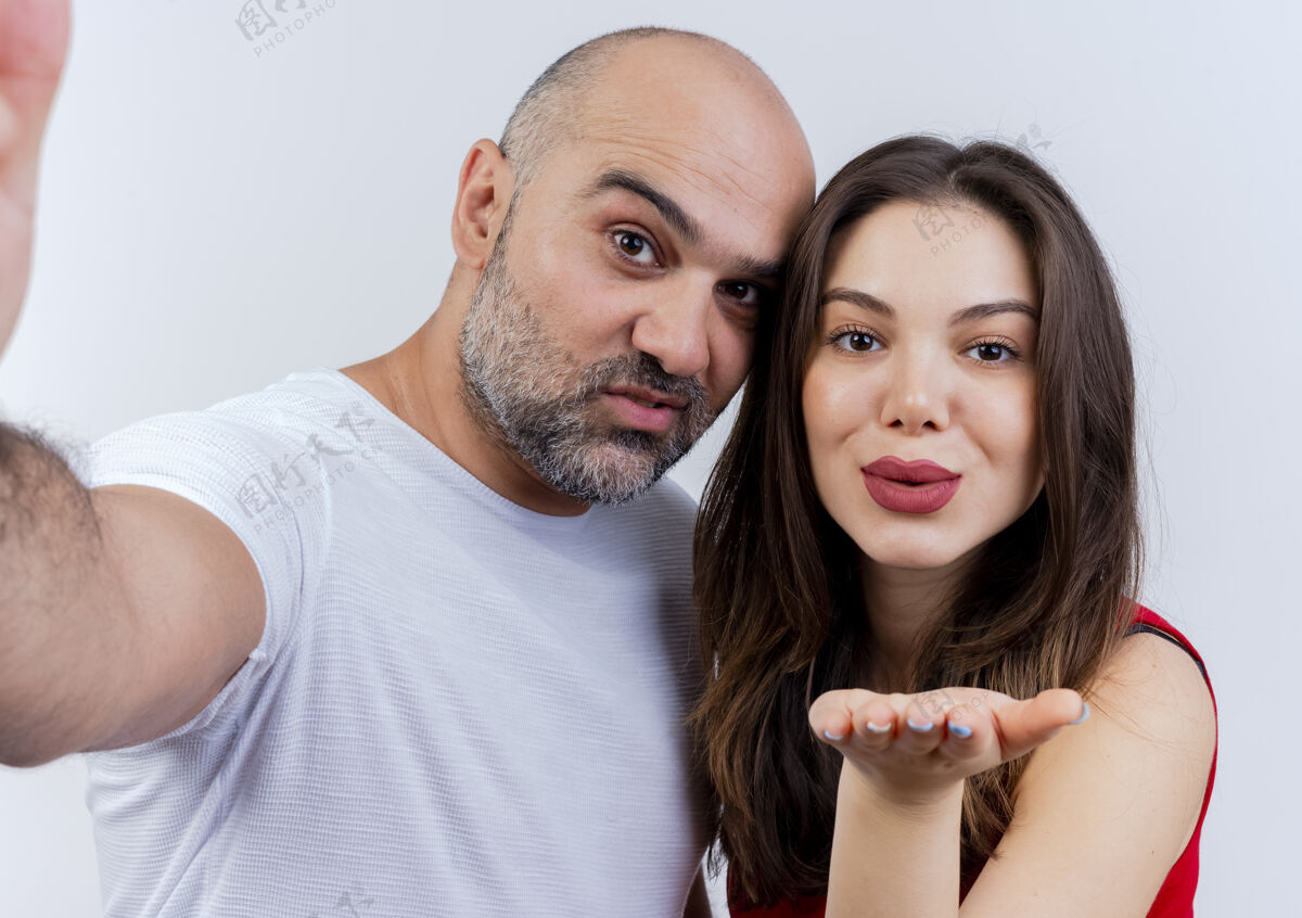 伸展高兴的成年夫妇的特写镜头男人伸出手来和女人送吹吻情侣女人手