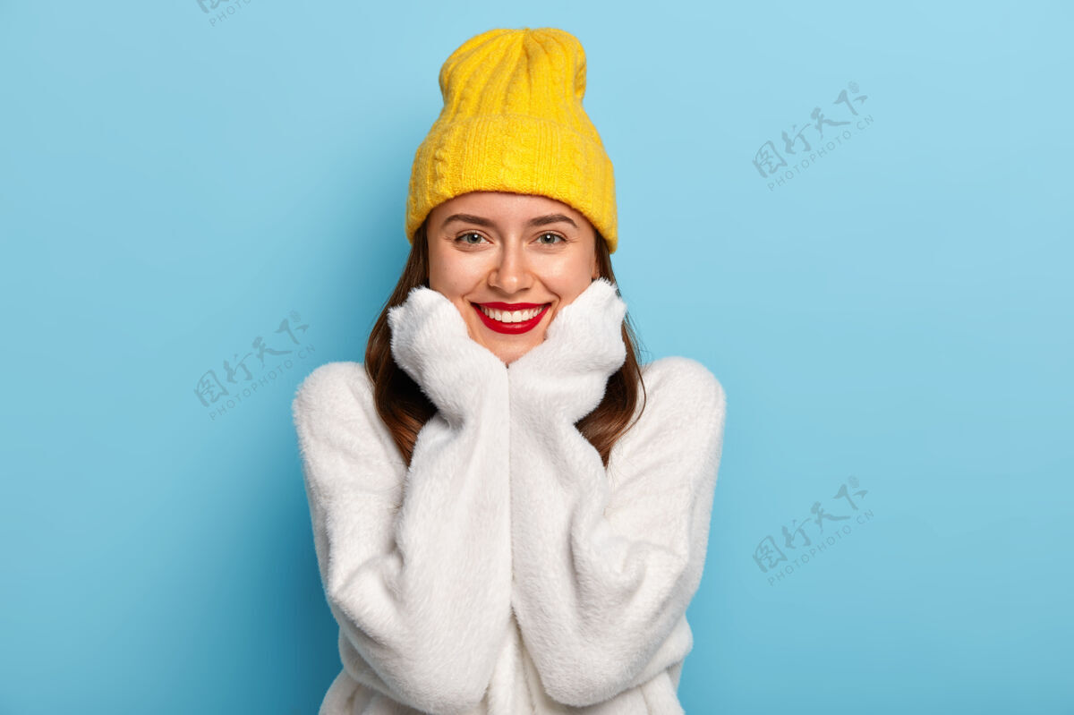 女人幸福女性的画像 红唇 洁白完美的牙齿 笑容可掬 穿着舒适的长袖毛衣妆欢呼快乐