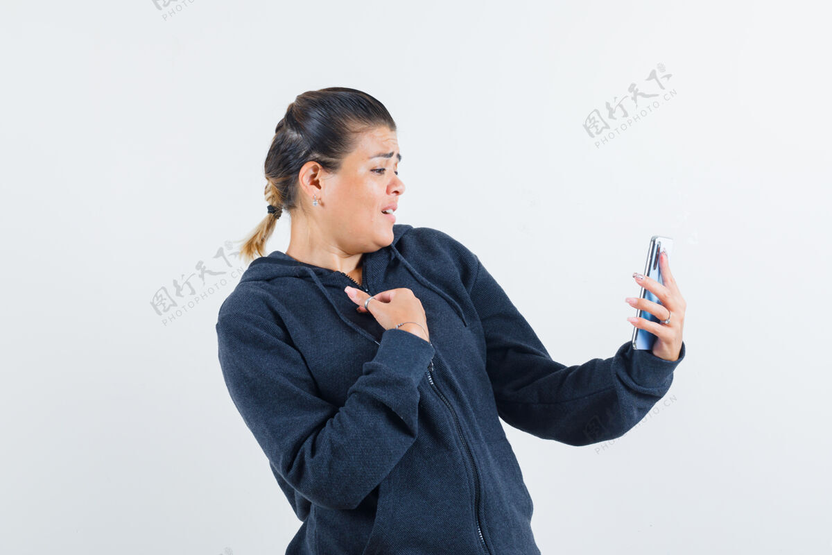 电话年轻女士在夹克衫前视图进行视频通话夹克前面视频