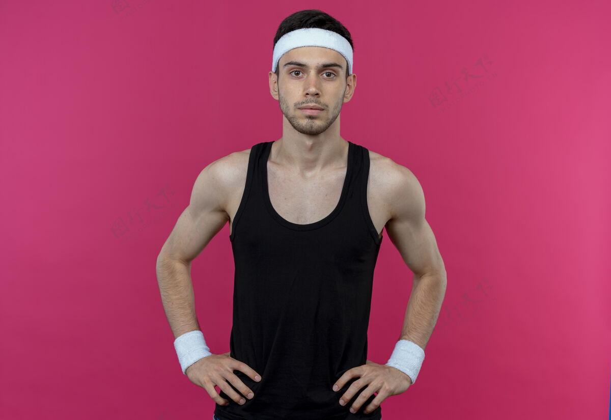 臀部戴着头巾的年轻运动型男子 严肃的脸 手臂放在臀部 粉色以上长相男人运动