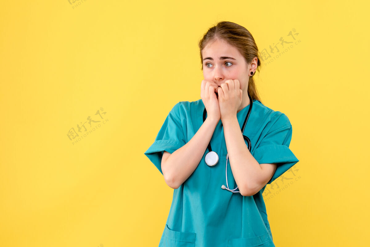 微笑正面图黄色背景上的女医生吓坏了情感医院的医护人员医院专业医疗