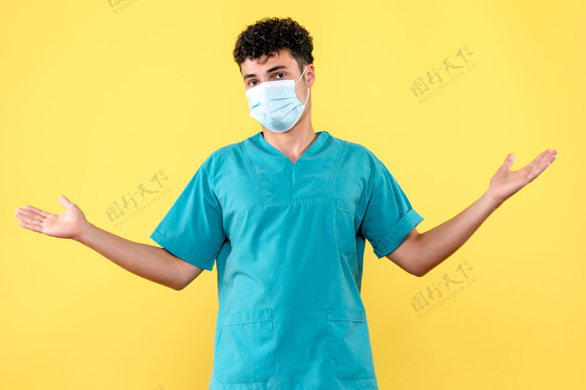 成人前视医生医生不知道感冒大流行后会发生什么微笑人物衬衫