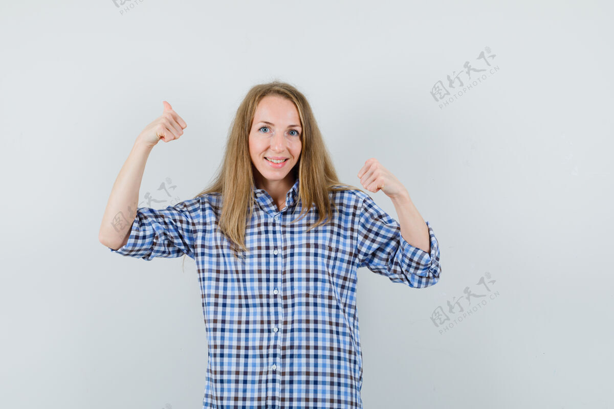 衬衫一个穿着衬衫的金发女人向上竖起大拇指 看起来很开心 护理女性向上
