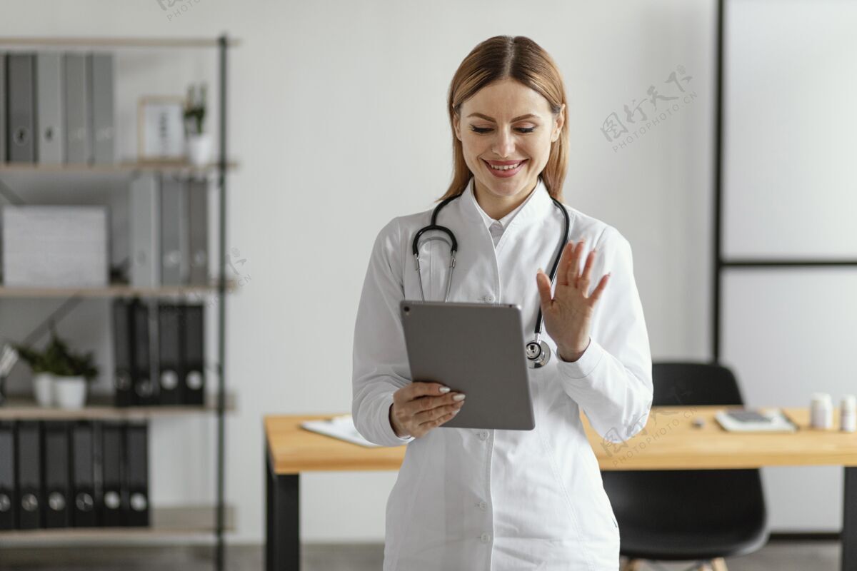 互联网中枪医生手持药片医疗专业人员中镜头平板电脑