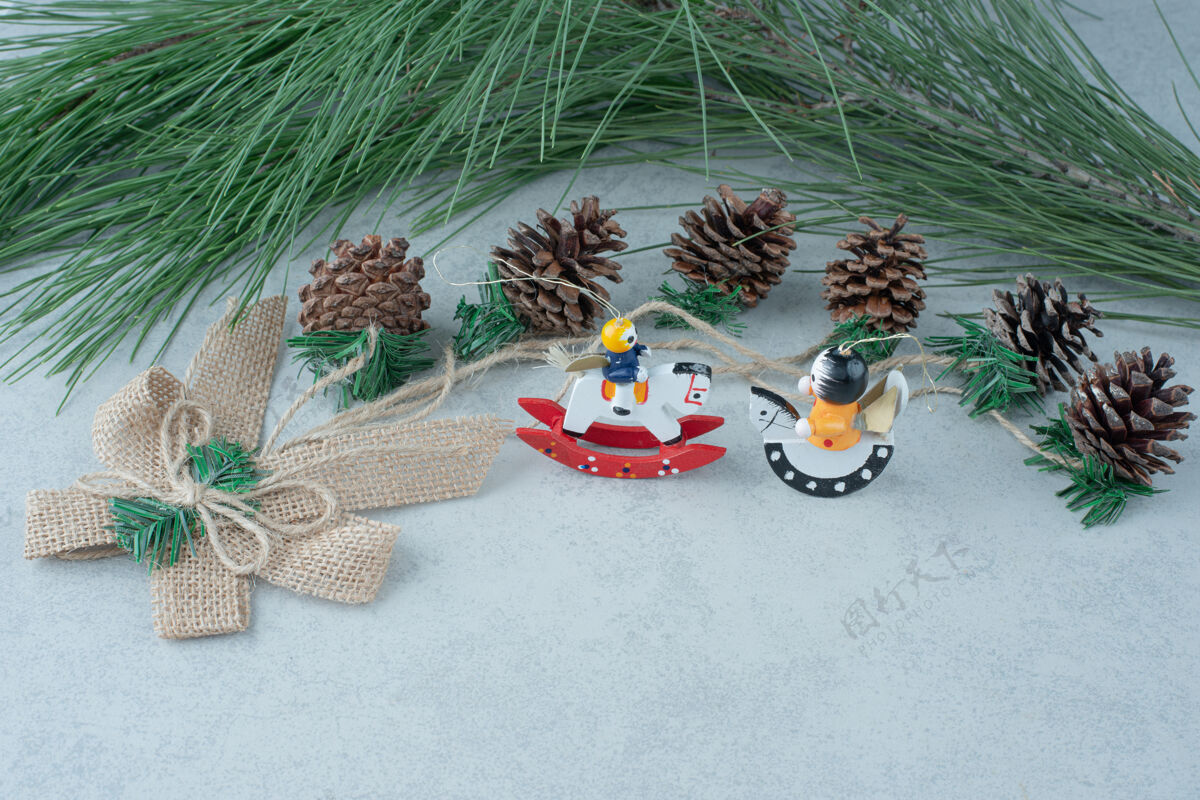 五颜六色松果与小圣诞玩具大理石背景高品质的照片圣诞球松果节日