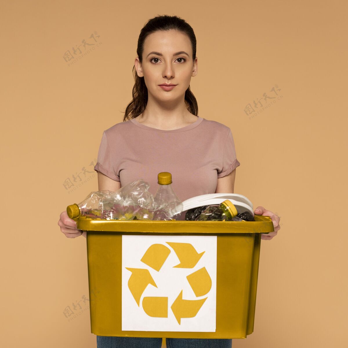 回收穿着休闲服的女人拿着可重复使用的回收箱回收箱女人环保