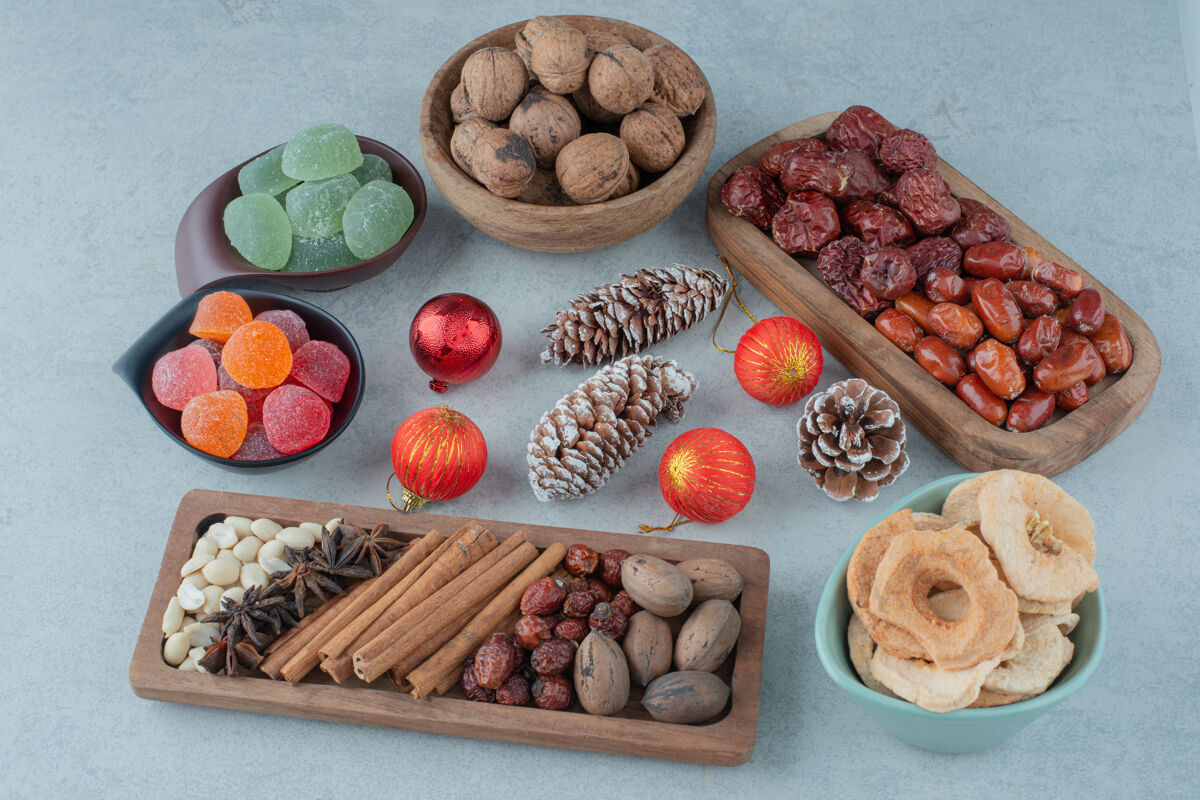 干健康干果放在木制盘子里 配上圣诞玩具高品质照片松果糖圆锥体