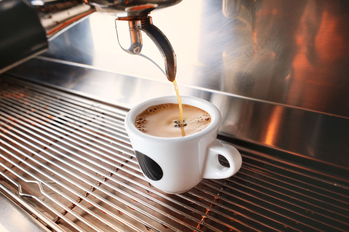 休息从一杯芳香的饮料开始你的一天时尚的黑色浓缩咖啡机冲泡咖啡 在咖啡馆拍摄服务制造商冲泡