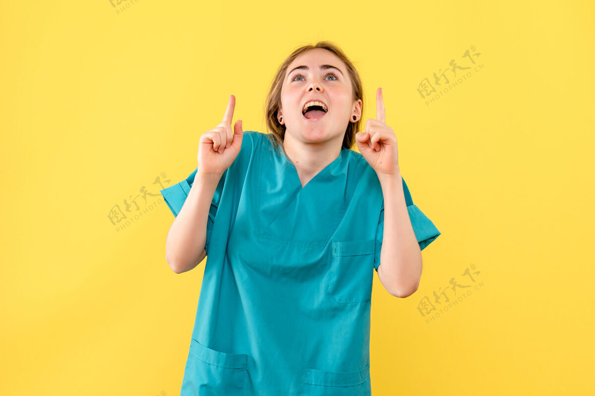 女医生正面图女医生兴奋地在黄色背景上感慨卫生院的医护人员美丽微笑肖像