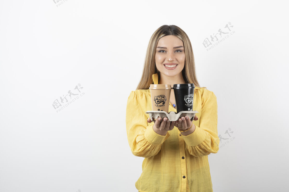 茶在白色背景上 年轻女子与咖啡杯合影的肖像饮料金发咖啡