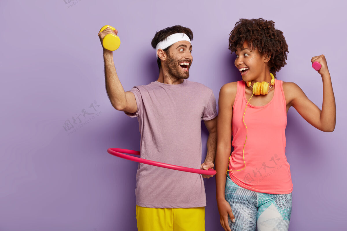 篮球快乐的女人和男人都在室内锻炼 锻炼肱二头肌 穿着运动服人运动黑人