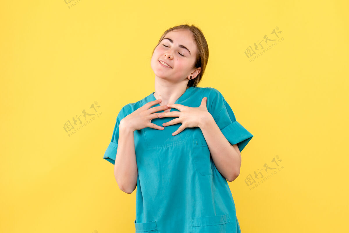 医学正面图黄色背景上的女医生欣喜医院医护人员健康感慨看起来女医生漂亮