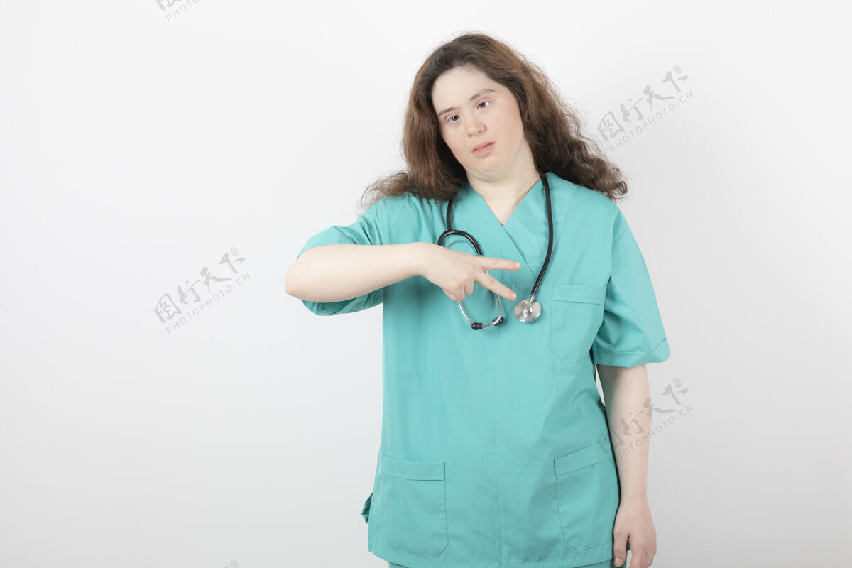 可爱有唐氏综合症的年轻女医生 在白色背景上做体征女人肖像综合症女性