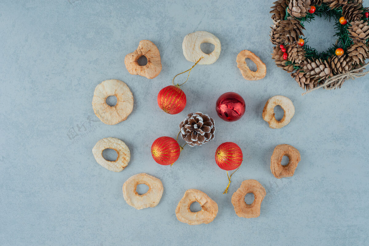 健康健康干果与圣诞花环从松果高品质的照片圣诞花环干苹果