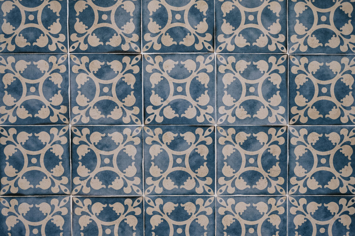 旧美丽的摩洛哥瓷砖墙为背景年龄地板石头