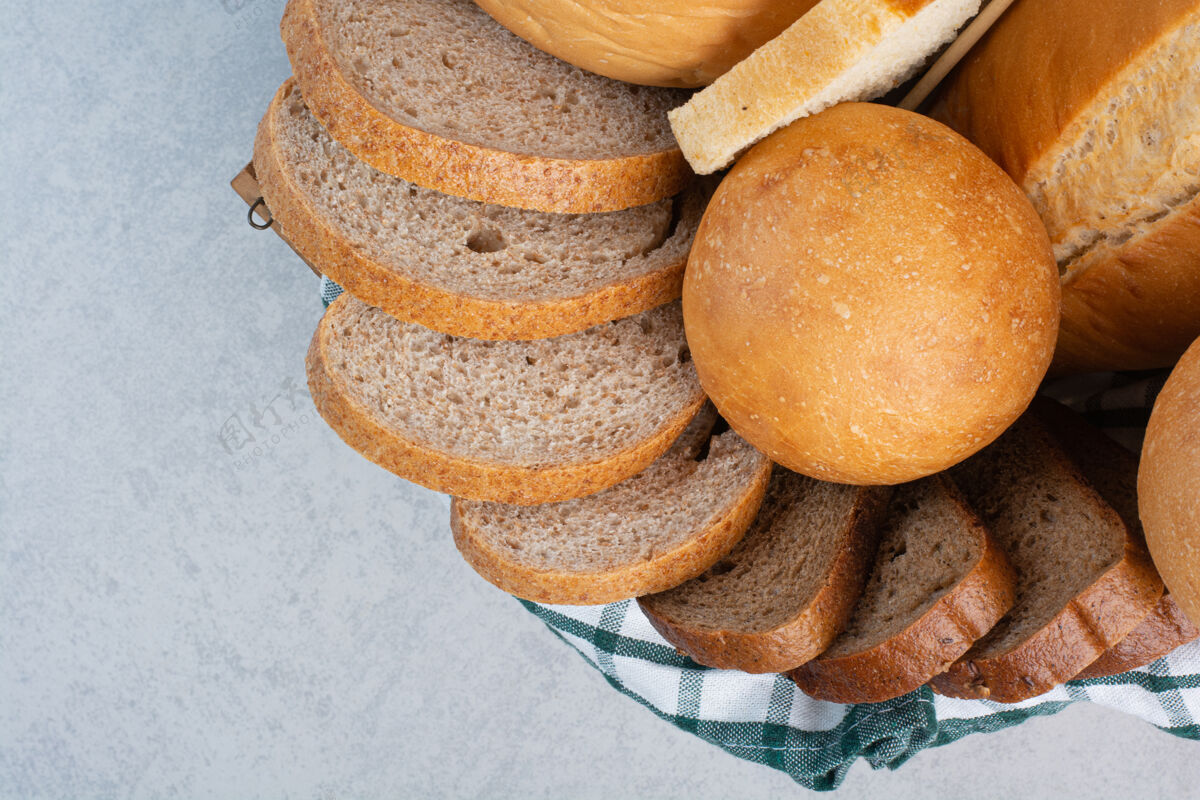 谷类食品各种面包篮大理石背景高品质的照片面包法式面包面包片