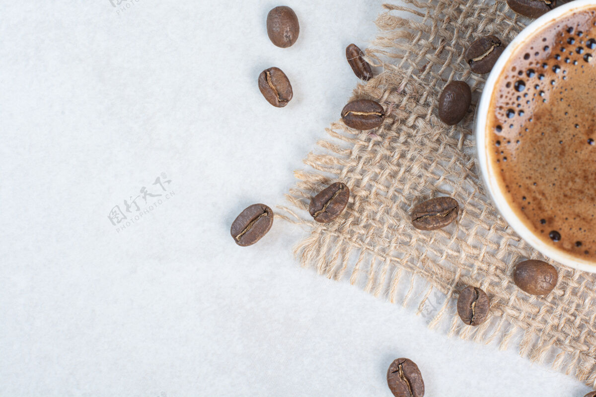 芳香咖啡杯和咖啡豆在麻布上高质量的照片杯子芳香自然