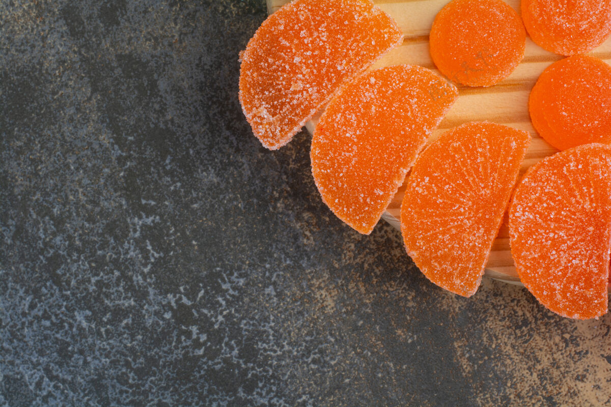 橘子木制盘子上的橘子糖甜果酱高品质照片糖耐嚼果冻