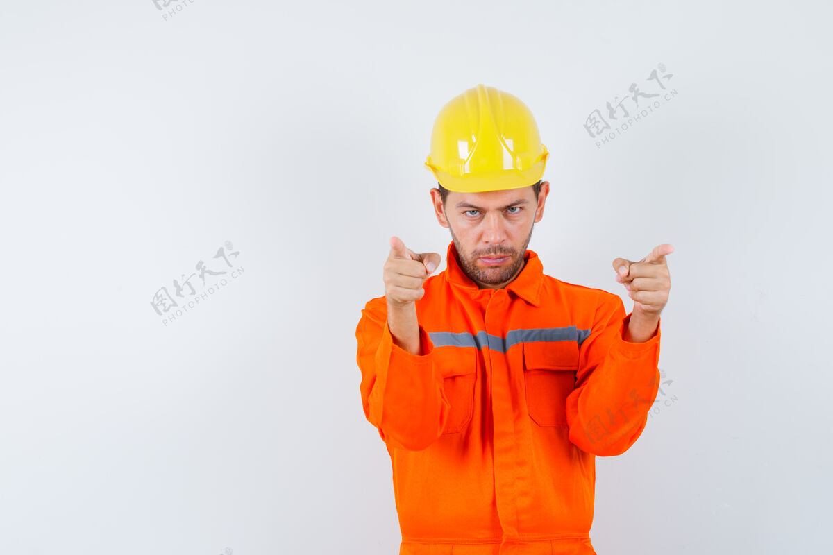 工作建筑工人穿着制服 戴着头盔 看上去很自信正视图团队头盔制服