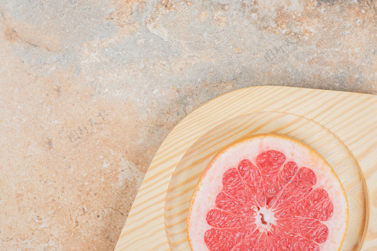 成熟成熟的柚子片放在木盘上高品质照片葡萄柚酸柑橘