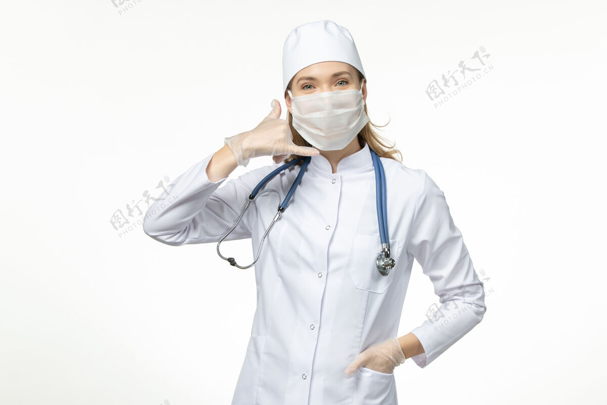 面罩正面图女医生身穿医疗服戴口罩因冠状病毒对轻白壁病病毒冠状病毒-大流行性疾病套装医疗灯光