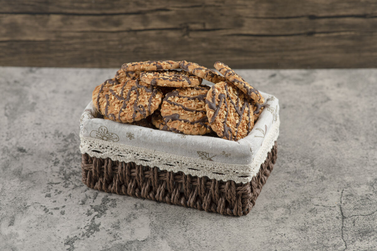 松脆美味的新鲜多粒饼干与巧克力釉在篮子里全麦食物谷物