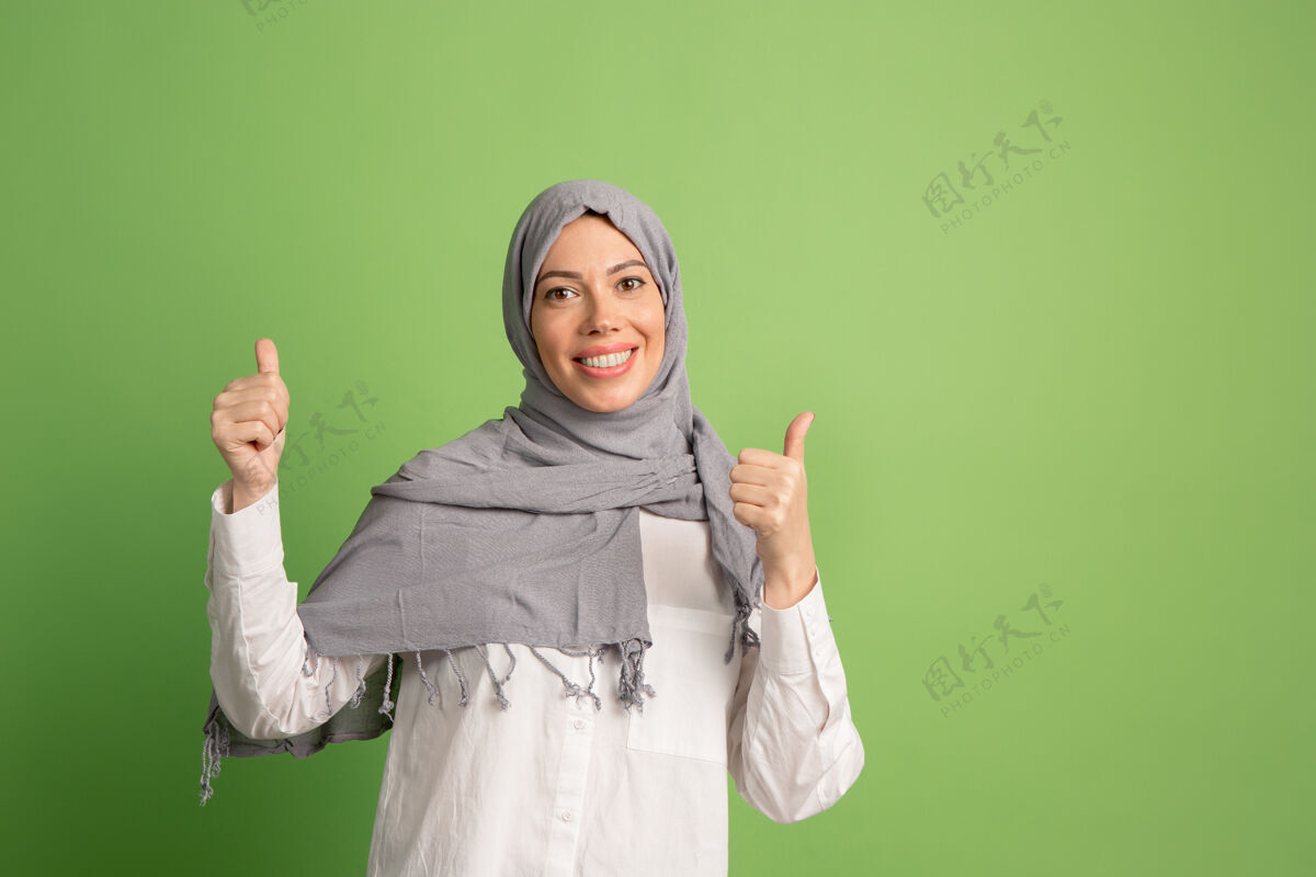 吸引力戴头巾的阿拉伯女人快乐表情女人亚洲人