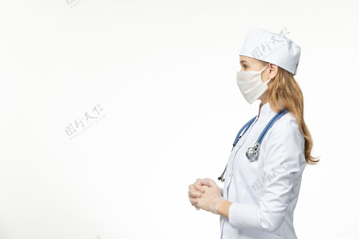 大流行正面图女医生穿着医疗服 带着无菌口罩 因白墙上冠状病毒病大流行疾病健康冠状病毒-医生冠状病毒防护冠状病毒预防
