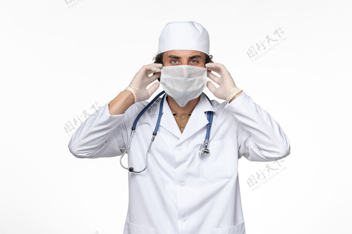 穿戴正面图穿着医疗服的男医生戴着无菌口罩 以防白墙病毒感染医疗正面医生