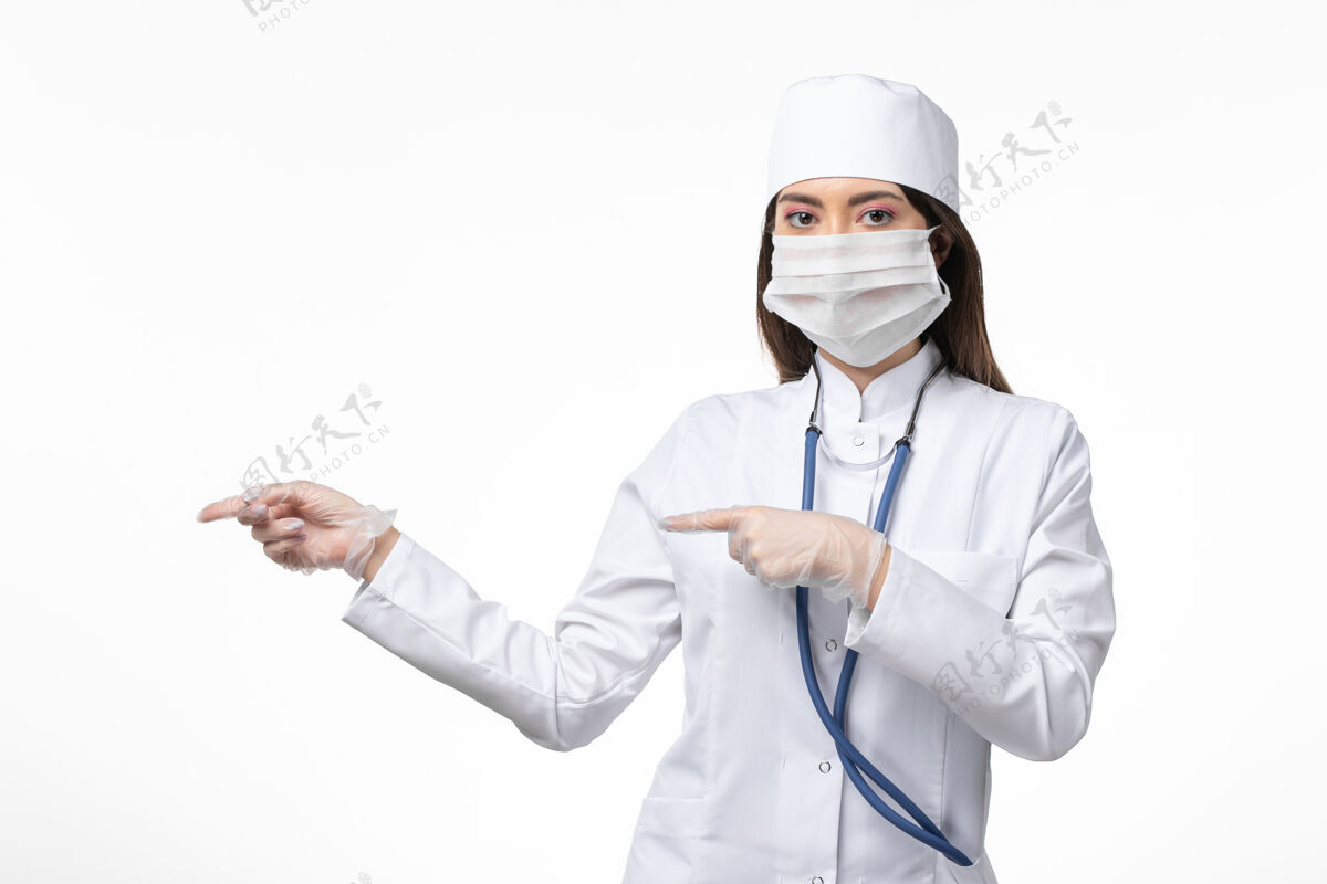 人正面图女医生身穿白色无菌医疗服 带口罩 因白壁冠状病毒冠状病毒-大流行性病毒病观点成人人